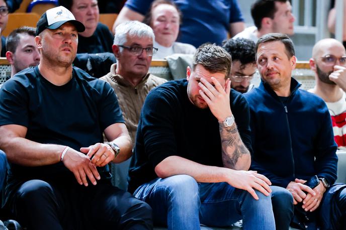 ABA 2 finale: Ilirija - Bosna, Luka Dončić | Ilirija je izgubila drugo tekmo finala druge lige ABA. Iz prve vrste so si napet obračun v Hali Tivoli ogledali tudi Marko Milić, Luka Dončić in Aleksander Sekulič. | Foto Aleš Fevžer