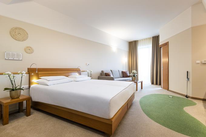 Pri prenovi sob v Hotelu Livada Prestige so uporabili trajnostne materiale, vključili pa so tudi edinstven element prekmurskega pletenja slame. | Foto: 