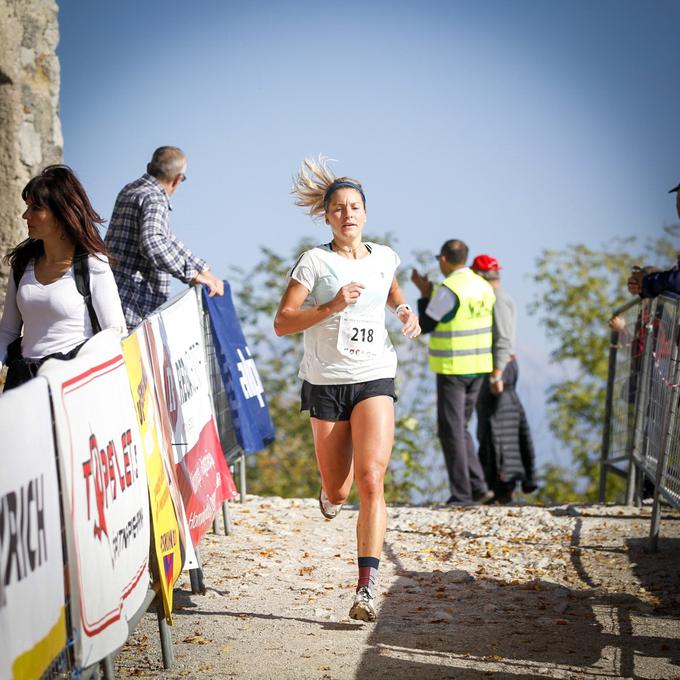Barbara Trunkelj je na vrh Šmarne gore prek Grmade pritekla v 56 minutah in 27 sekundah, kar je zadostovalo za 9. mesto v ženski konkurenci in prvo med Slovenkami.  | Foto: Peter Kastelic