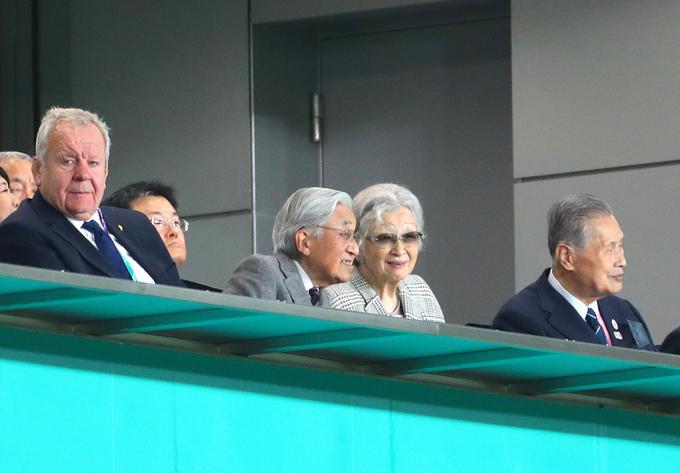 Tekmo sta si ogledala tudi nekdanji japonski cesar Akihito in njegova žena Michiko. | Foto: Getty Images