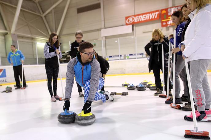 Curling | V Ledeni dvorani Zalog sta se prepletla curling in ženski nogomet. | Foto Aleš Fevžer