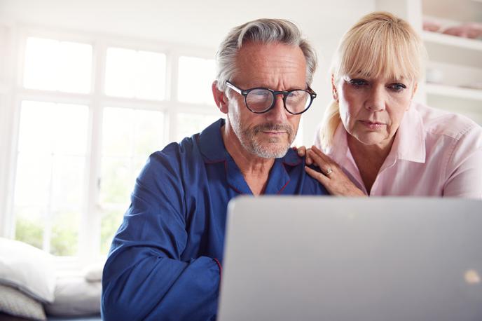 računalnik, starejši par | Upravičenci bodo digitalni bon lahko unovčili pri ponudnikih izobraževanj oziroma tečajev digitalnih veščin ali pa za nakup tablic oziroma računalnikov. | Foto Getty Images