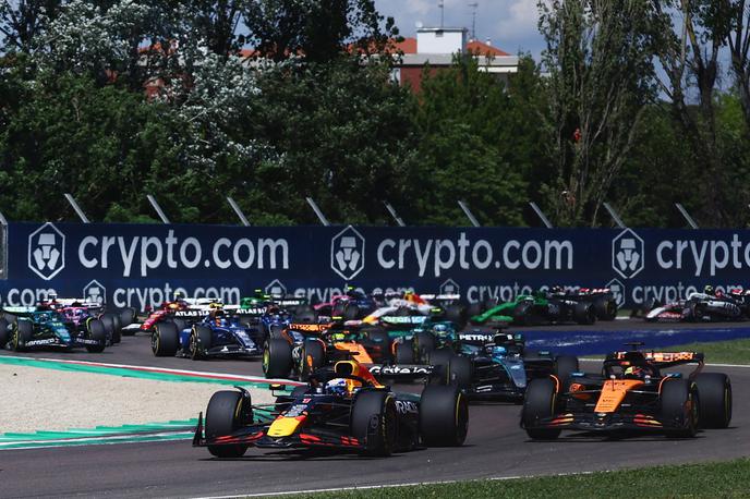 Imola štart Max Verstappen Oscar Piastri Red Bull | Iz prve šikane je kot vodilni zapeljal Max Verstappen, pa čeprav je Oscar PIastri bolje potegnil s štarta. | Foto Reuters