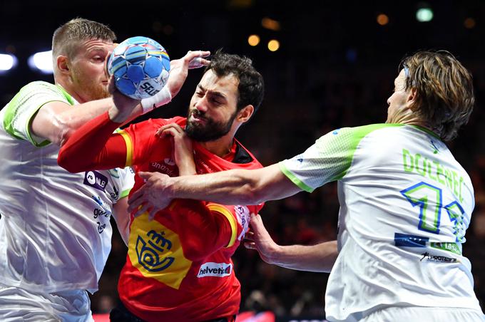 Na tekmi s Španijo si je poškodoval koleno. | Foto: Reuters