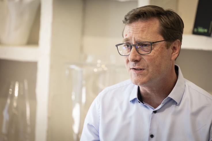 "Potreben je jasen, odločen in nujen odziv za ohranitev evropskih vrednot in podporo srbskim državljanom pri njihovem prizadevanju za demokracijo in pravno državo," sta zapisala evropska poslanca Vladimir Prebilič (Zeleni, na fotografiji) in Sandro Gozi (Renew). | Foto: Bojan Puhek