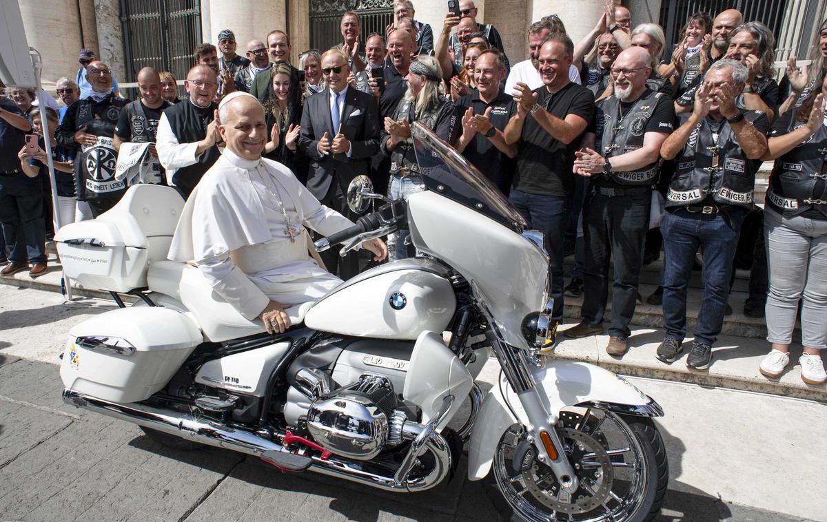 papež Leon XIV., motorno kolo BMW | Papež je posebej predelan motor, ki gre zdaj na dražbo, pretekli mesec blagoslovil in podpisal. | Foto Profimedia