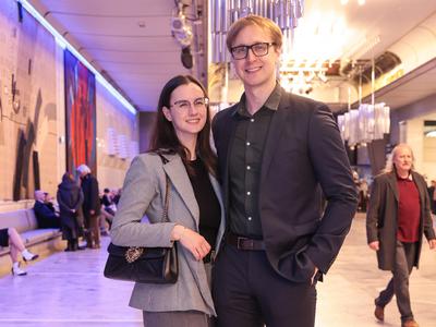 Zdravnik David Zupančič z ženo Ester užival na premieri predstave