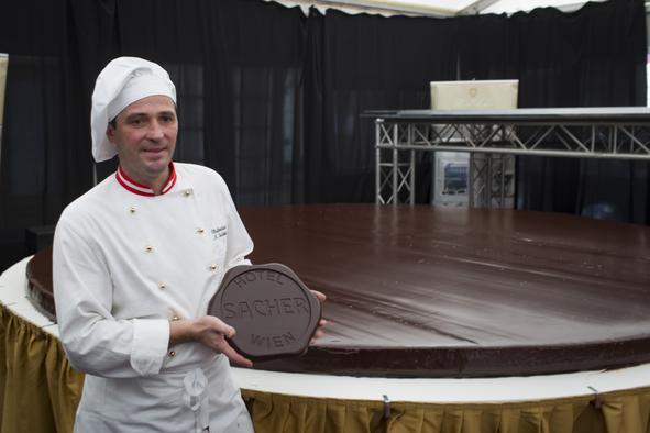 V Ljubljani so razdelili šest tisoč kosov torte, katere recept hranijo v sefu