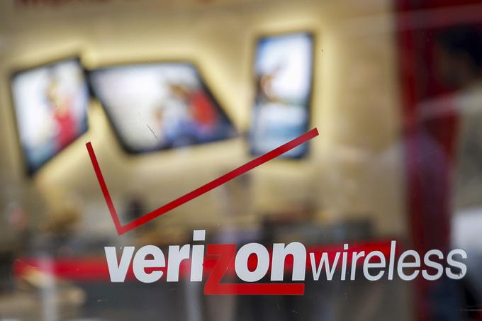 Ameriška mobilna operaterja Verizon in AT&T sta gotovo pod težo političnih pritiskov odstopila od dogovora, ki je predvideval prodajo pametnih telefonov Huawei uporabnikom njunih mobilnih omrežij. | Foto: Reuters