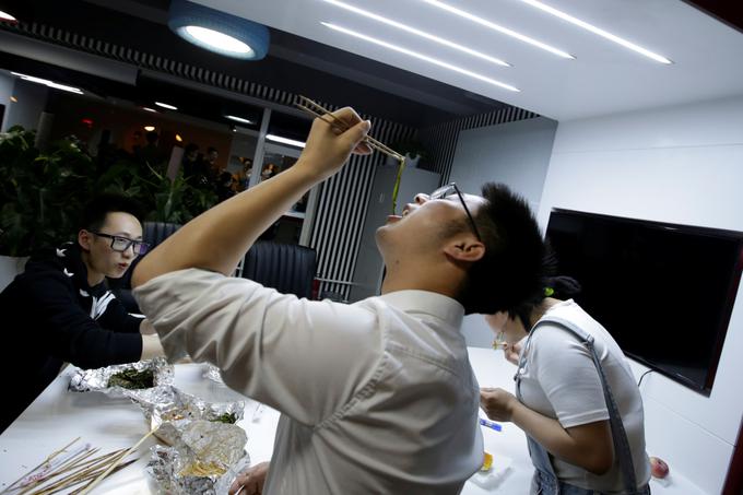 V ogromno kitajskih tehnoloških podjetjih se delo za nekatere zaposlene redko konča pred polnočjo. Pogosto večerjajo šele v zelo zgodnjih jutranjih urah … | Foto: Reuters