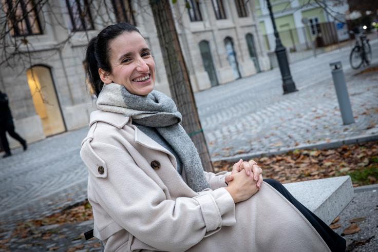 V okviru zavoda Posvojitev brez cenzure, ki deluje na dobrodelni osnovi, Ela Kos organizira dogodke, kjer se posvojenci in posvojitelji iskreno pogovarjajo in delijo svoje zgodbe. Ker je včasih potrebno samo to, da nam nekdo prisluhne, sogovornica posvojencem in posvojiteljem nudi podporo in svoj čas. Povabi jih na kavo v svojo dnevno sobo, kjer jim prisluhne brez obsojanja in z veliko razumevanja. Organizira tudi manjša srečanj, ki so namenjena celotni družini, več družinam, posvojencem ali posvojiteljem v skupini. | Foto: Gaja Hanuna