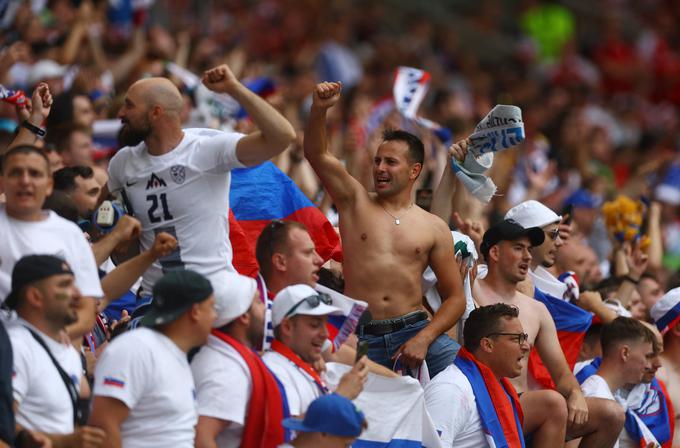 V nedeljo je Slovenijo v Stuttgartu spremljalo 12 tisoč Slovencev. V četrtek jih bo v Münchnu še nekaj tisoč več ... | Foto: Reuters