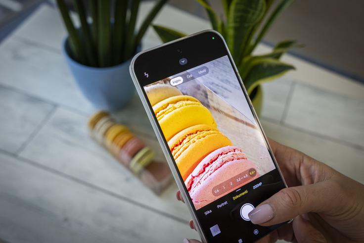 Ohišje je ravno, z aluminijastim okvirjem visoke trdnosti in kompozitno hrbtno stranjo iz steklenih vlaken. | Foto: Bojan Puhek