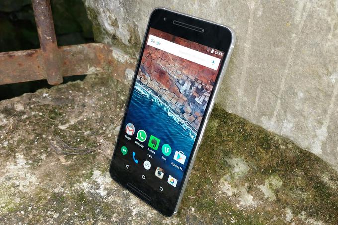 Nexus 6P, ki ga je za Google izdelal kitajski Huawei, smo na našem testu marca oklicali za najboljši pametni telefon z Androidom. Njegovo vzdržljivo baterijo, ki ga lahko pri zelo aktivnem življenju ohranja več kot en dan, smo izpostavili kot eno najbolj svetlih točk odličnega pametnega telefona.  | Foto: 