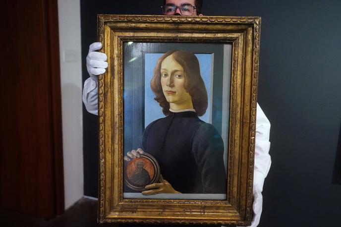 Slika italijanskega renesančnega slikarja Sandra Botticellija, na kateri je upodobljen mladenič, ki v rokah drži tondo s podobo svetnika. | Foto Reuters