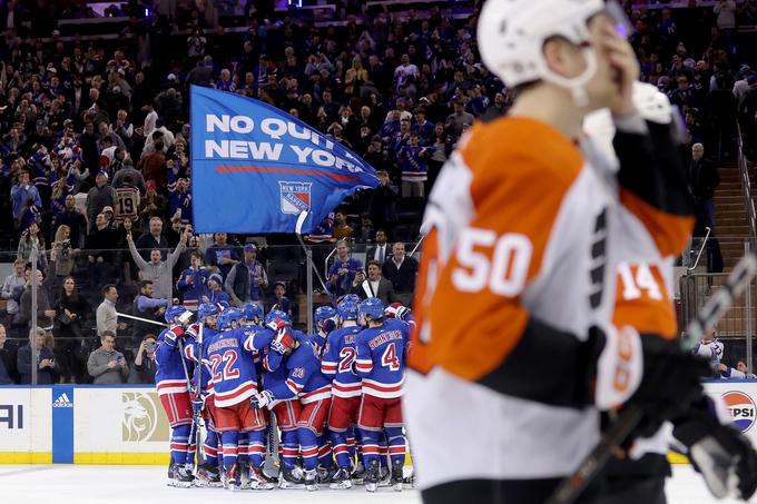 Hokejisti New York Rangers so po podaljšku strli odpor Philadelphie in kot prvi prišli do stotice. | Foto: Reuters
