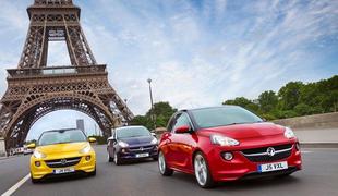 Novi opel adam pred Eifflovim stolpom v Parizu