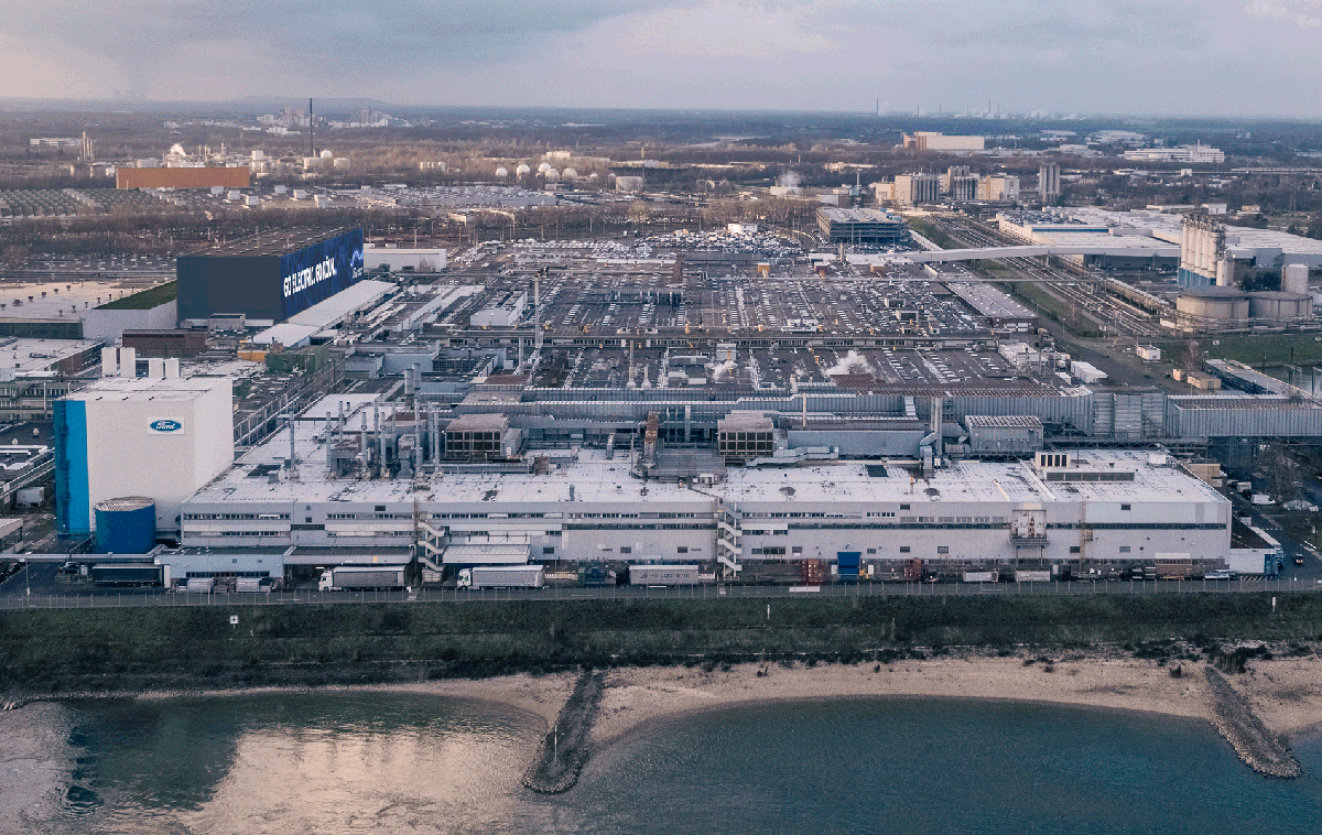Ford tovarna | Ford bo v prenovo tovarne v nemškem Kölnu, stare 90 let, vložil milijardo dolarjev. Tam bodo prvi za Evropo namenjeni električni avtomobil izdelovali že čez dve leti. | Foto Ford