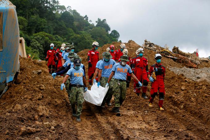 Reševalci so na območju plazu do zdaj odkrili 15 trupel in 31 poškodovanih. | Foto: Reuters