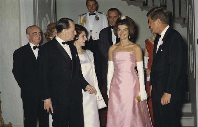 Jackie kot prva dama na enem od uradnih dogodkov z možem Johnom F. Kennedyjem. | Foto: Getty Images