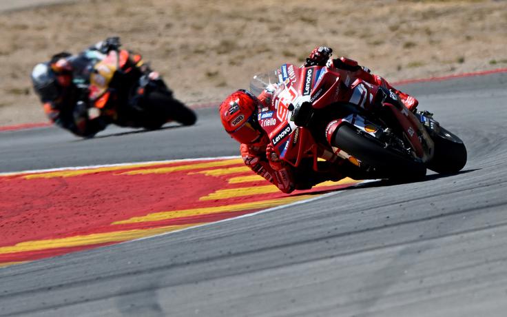 "Ko sva bila vzporedno na ravnini, sem slišal motor Marca Marqueza, zavoljo njegovih izkušenj in večje moči motocikla pa me je tudi premagal." | Foto: Reuters