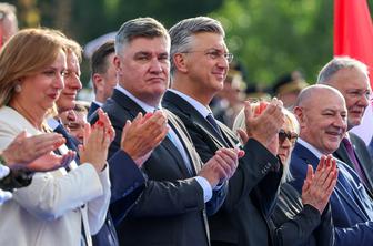 Na vojaški paradi predvajali Thompsonovo pesem: Plenković je plesal, Milanović odšel