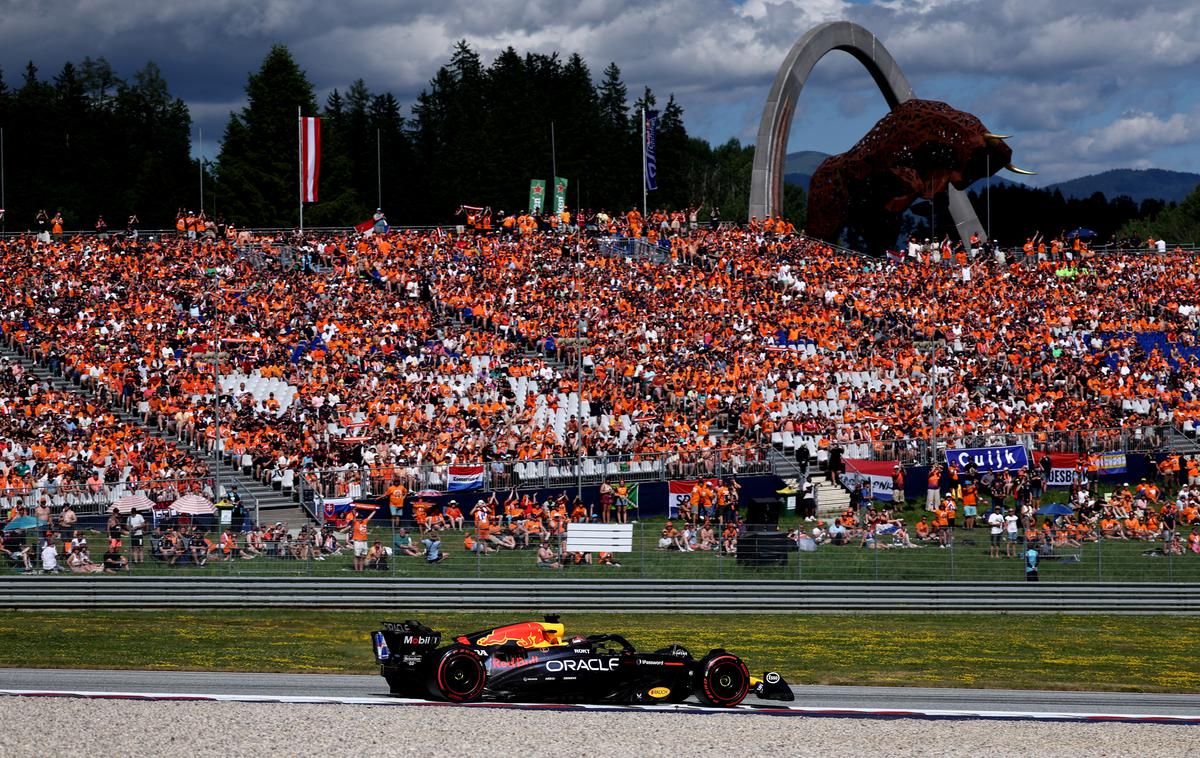 Red Bull Ring Max Verstappen | Red Bullova tribuna na Red Bull Ringu je v pričakovanju šeste Verstappnove zmage. A je ta malo verjetna. | Foto Reuters