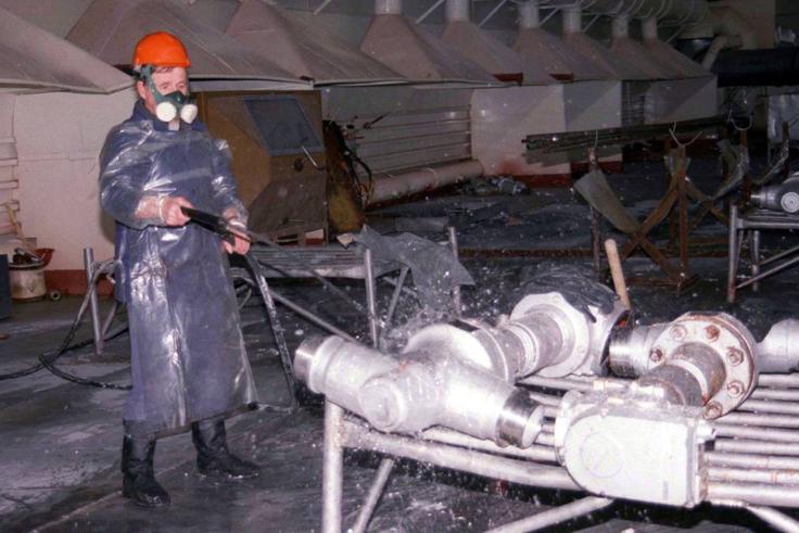 Nevarnost dela na pogorišču zgradbe je bila po mnenju mnogih človekoljubnih organizacij nekaj, s čimer sovjetske oblasti zaradi skrbi, da se bodo uprli, delavcev ni seznanila. Akutna zastrupitev zaradi radioaktivnega sevanja je  | Foto: 