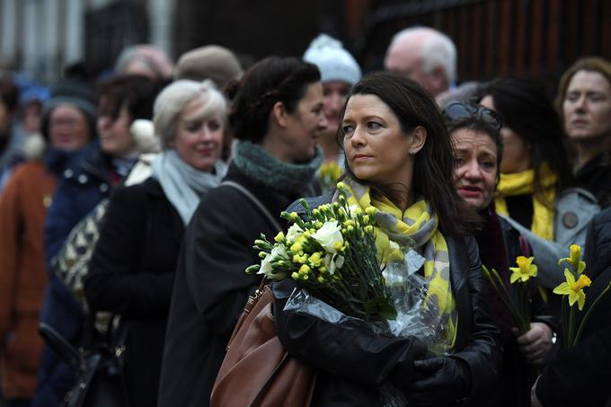 Pred cerkvijo svetega Josepha v Limericku na Irskem se že ves dan zbirajo užaloščeni oboževalci z vsega sveta. | Foto: Reuters