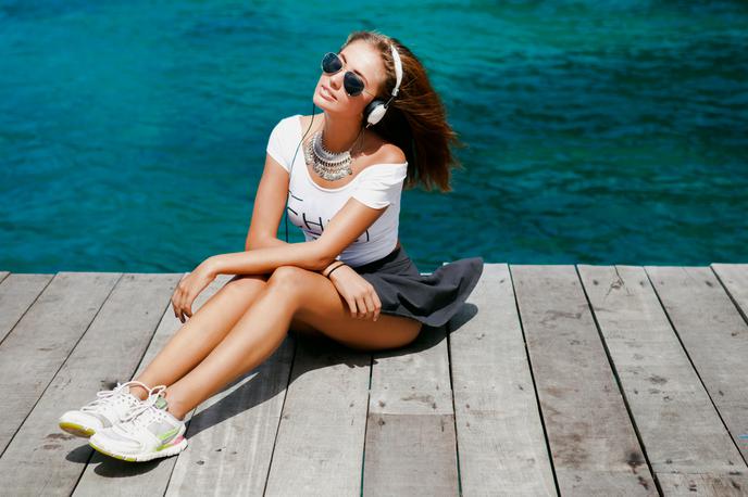 poletje, dekle, ženska, glasba | Foto Shutterstock