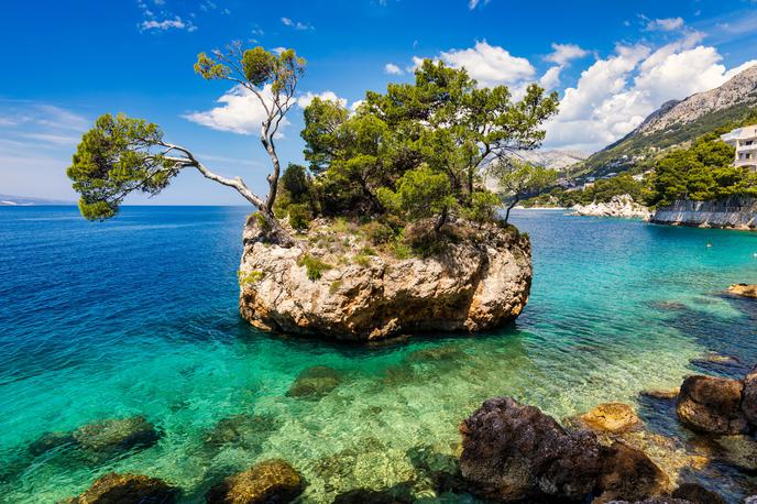Brela, Hrvaška | Skala Brela (Brelski kamen) oziroma Sakan ima edinstveno in bogato vegetacijo. | Foto Shutterstock