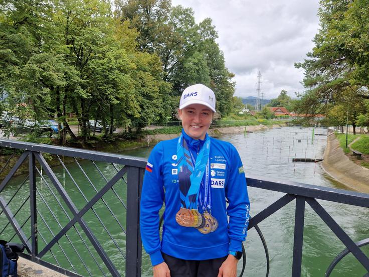 Eva Alina Hočevar z letošnjimi pomembnejšimi medaljami. Do zdaj jih je zbrala osem. | Foto: Boštjan Boh