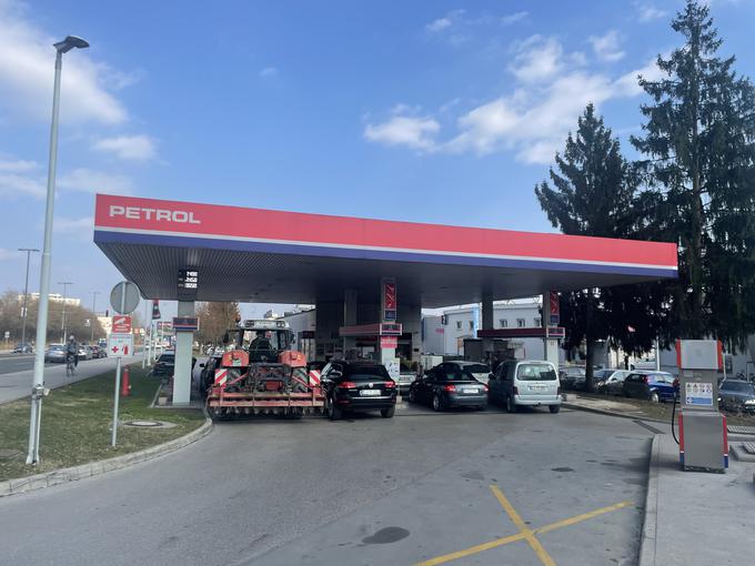 Popoldanska gneča na eni izmed bencinskih črpalk v Ljubljani. | Foto: Gregor Pavšič