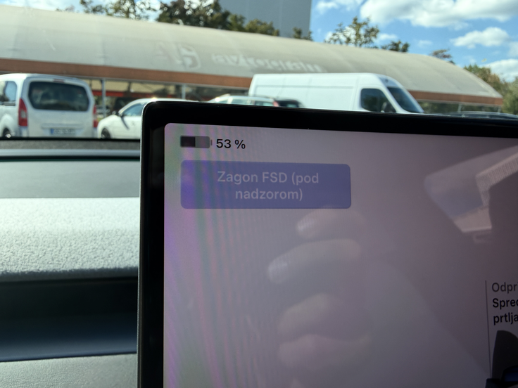 Zagon samodejne vožnje pod nadzorom z izbirom cilja v navigaciji in pritiskom na zaslon. | Foto: Gregor Pavšič