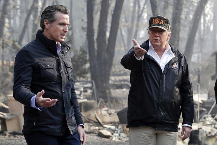 Newsom je guverner Kalifornije, gospodarsko in demografsko najmočnejše ameriške zvezne države. To je tudi zvezna država, ki velja za liberalno trdnjavo in je zelo osovražena med pripadniki republikanskega gibanja Maga. Zato ne preseneča, da je pogosto tarča Trumpovih graj. Ta si je lani – v svojem slogu – izmislil tudi žaljivi vzdevek zanj, in sicer Newscum oziroma novi izmeček po slovensko. Na fotografiji: Newsom in Trump novembra 2018 na pogorišču velikega požara. | Foto: Guliverimage