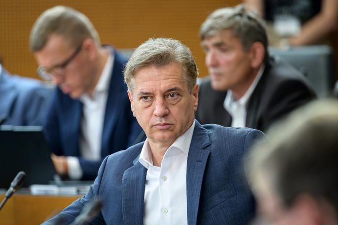 Robert Golob | "Si vi predstavljate, da bo odvetnik Janeza Janše tisti, ki bo nadziral slovensko policijo?" v objavljenem posnetku sprašuje premier Golob. | Foto STA