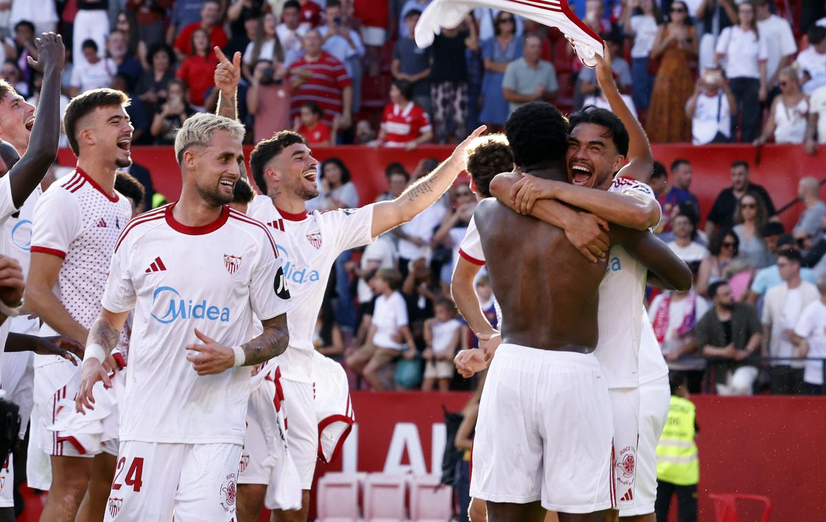 Sevilla Barcelona | Veselje nogometašev Seville po visoki zmagi nad Barcelono. | Foto Reuters