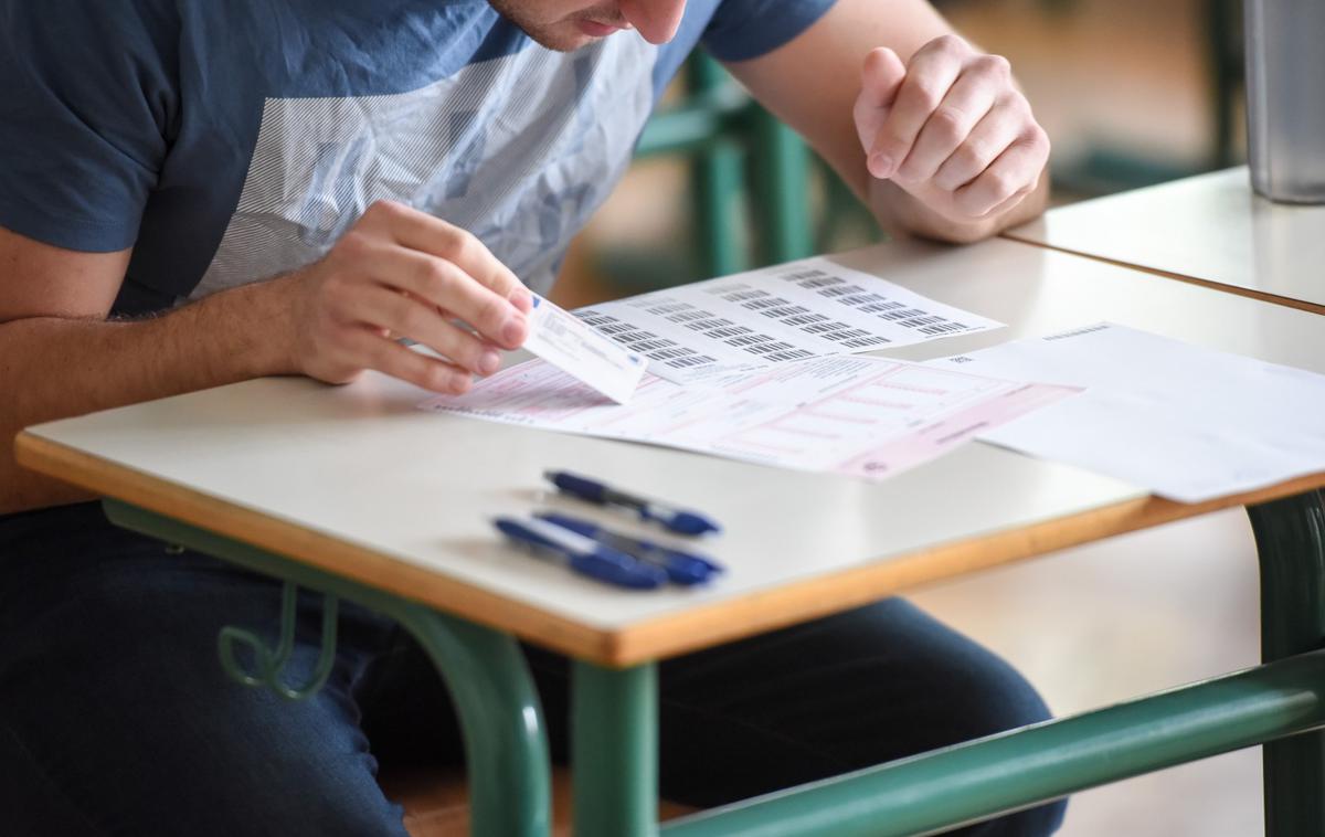 matura, pisanje mature, maturitetne pole, dijaki | Od DIC zahtevajo ukrepanje pri kriterijih ocenjevanja, tako osnovnih kot pogojnih, v prihodnje pa, da "skupaj stremijo k učinkoviti prihodnosti". | Foto Nebojša Tejić/STA
