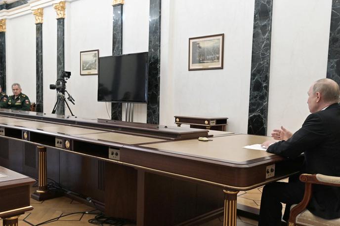 putin kremelj | Putin bo z udeležbo na srečanju, ki predstavlja vrhunec Trumpovih prizadevanj za končanje vojne v Ukrajini, prvič po desetih letih obiskal ZDA. | Foto Reuters