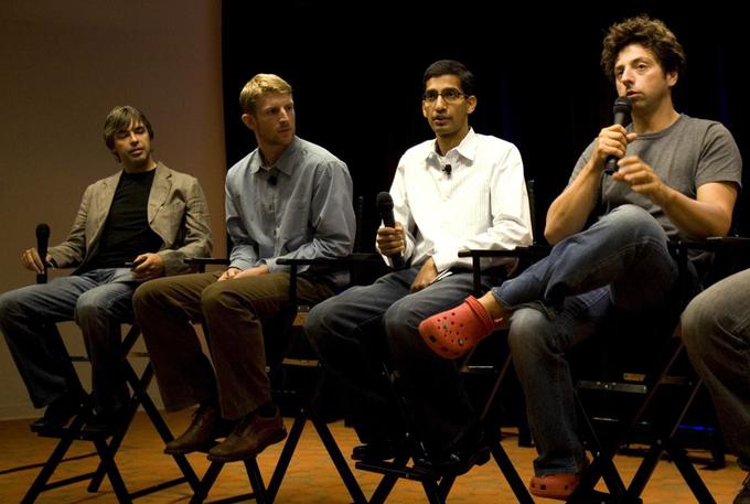 Nova potrditev, da Pichai (drugi z desne) uživa zaupanje ustanoviteljev Googla, je prišla avgusta 2015. Page (prvi z leve) in Sergey Brin (prvi z desne), drugi soustanovitelj Googla, sta ga izbrala za novega direktorja Googla. | Foto: Reuters