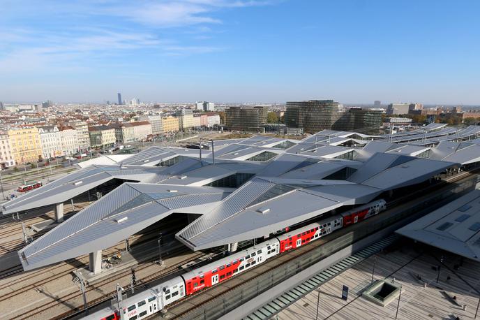 avstrijske železnice | Trasa znamenite južne železnice, ki je v času Avsto-Ogrske povezala Dunaj in Trst prek Maribora in Ljubljane, v potniškem prometu zaradi obsežnih investicij Avstrije v hitre železnice vse bolj izgublja na pomenu. Potniki so namreč med Trstom in Dunajem potovali prek Vidma, Beljaka in Gradca. | Foto Gulliverimage