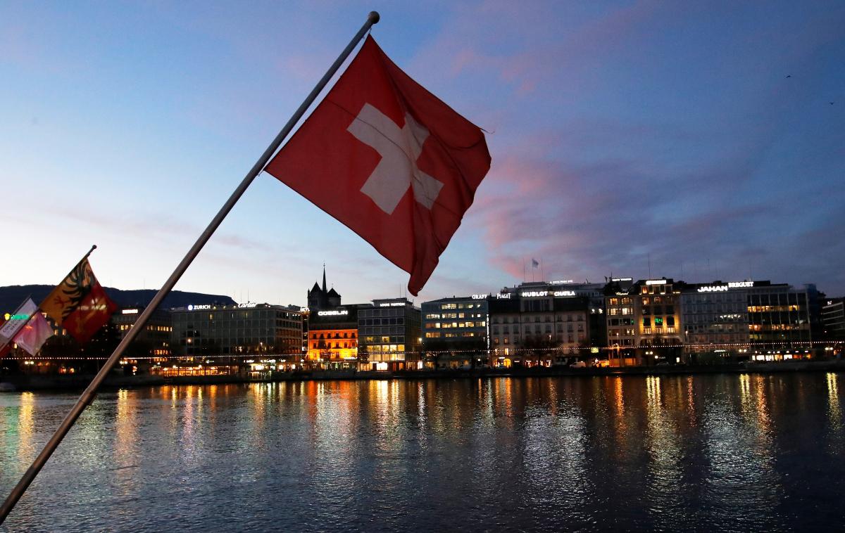 Švica, švicarska zastava, Ženeva | "Preučujemo tudi uvedbo strožjih kazni za kršitve sankcij," so sporočili iz Berna. | Foto Reuters