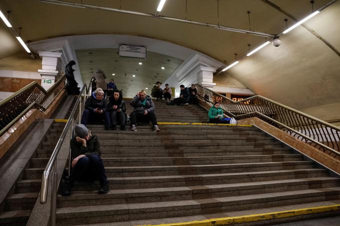 Prebivalci Kijeva se med raketiranjem ukrajinske prestolnice skrivajo na postaji podzemne železnice. | Foto: AP / Guliverimage