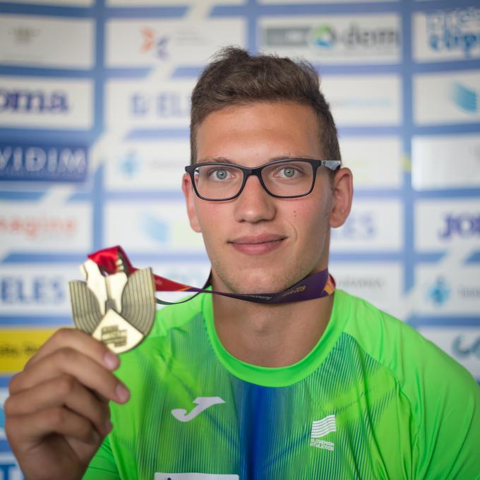 Takole je ponosno pokazal zlato medaljo. | Foto: Peter Kastelic/AZS
