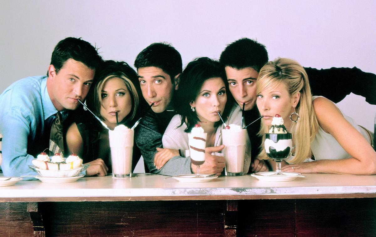 Prijatelji | Humoristično nanizanko Prijatelji so snemali med letoma 1994 in 2004, nastalo je deset sezon in skupno 236 epizod, zadnjo so predvajali 5. maja 2004. Nominirana je bila za 62 nagrad emmy in velja za eno najbolj priljubljenih in prepoznavnih televizijskih serij vseh časov.  | Foto Cover Images