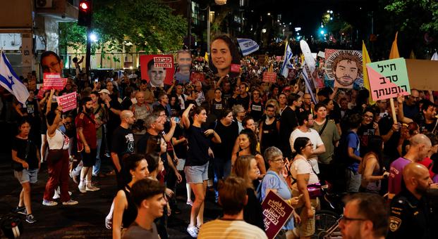V Tel Avivu protest proti Netanjahujevemu načrtu za zavzetje Gaze