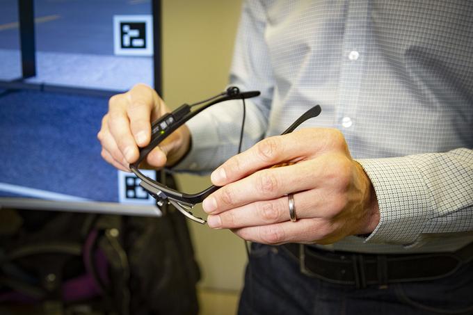 Očala, s katerimi med vožnjo na simulatorju spremljajo premike oči voznika, prispevajo pomembne informacije za presojo varnosti in kakovosti vožnje. | Foto: Ana Kovač