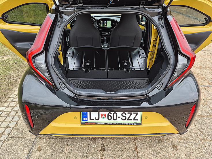 231 litrov meri osnovni volumen prtljažnega prostora. Naslonjali se polagata od zadaj s potegom trakcev.
 | Foto: Aleš Črnivec