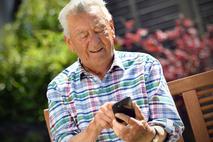starejši moški mobitel