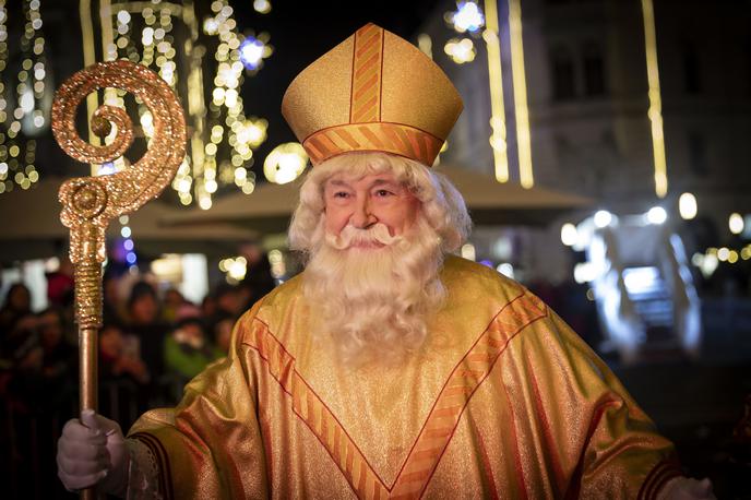 Miklavžev sprevod | V Ljubljani se bo Miklavž že po tradiciji v petek popoldne s tirno vzpenjačo spustil na Krekov trg, kjer ga bo pričakalo njegovo spremstvo – pravljična povorka parkljev, angelov in vragov. Skupaj se bodo odpravili do Prešernovega trga, kjer bo Miklavž nagovoril zbrane in teden dni po prižigu praznične osvetljave v Ljubljani simbolično odprl praznični december v prestolnici. | Foto Ana Kovač